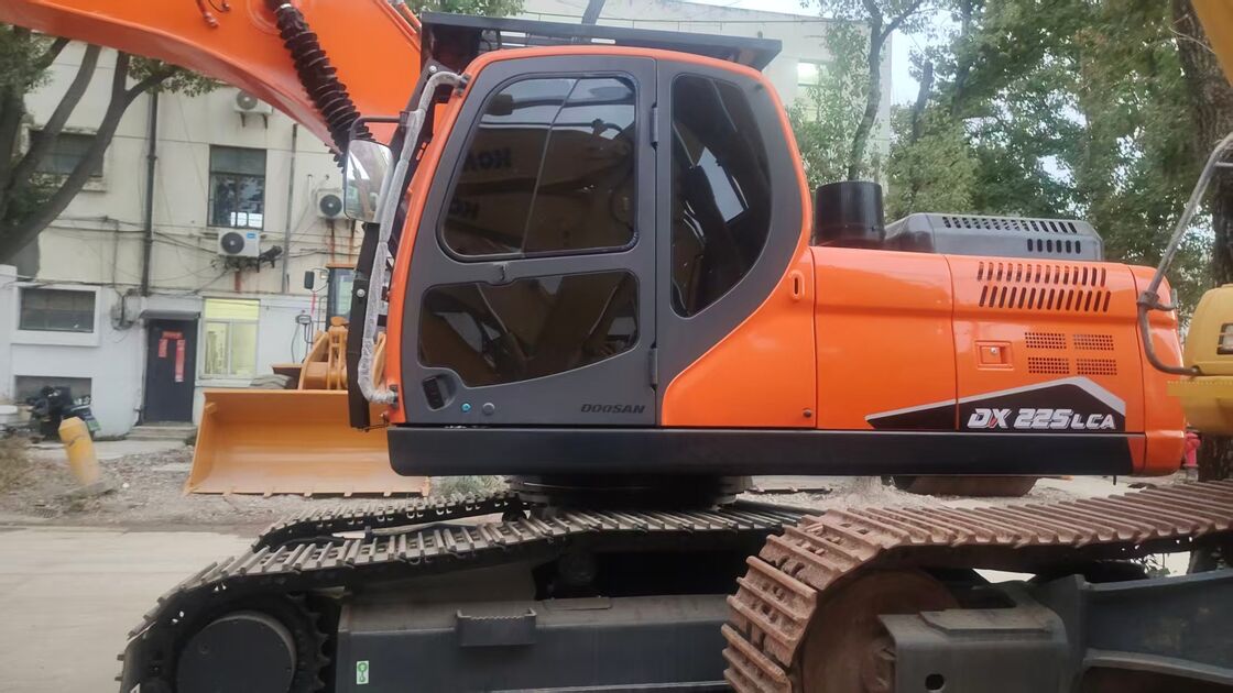 Excavadora usada Doosan DX225LC de alto costo 22000 kg para trabajos de tierra e ingeniería de piedra